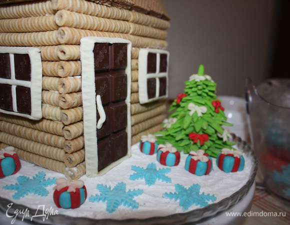 Двор посыплем сахарной пудрой (для имитации снега). Во дворе поставим елку и разместим другие фигурки из мастики.