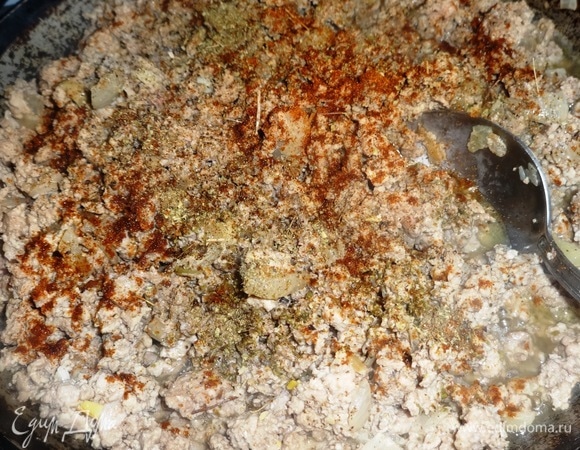 Добавить в фарш соль, перец, майоран, паприку, перемешать, обжаривать еще 5–7 минут и выключить огонь. Дать фаршу остыть.