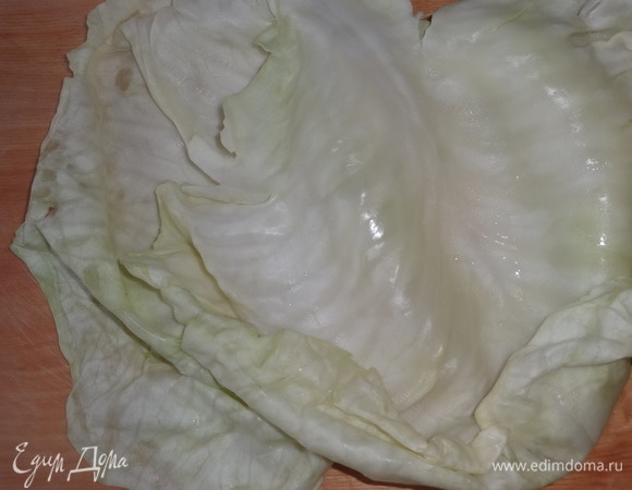 Подготовить капустные листья для голубцов. Для этого кочан капусты отварить в воде или поместить в микроволновку. Я делала вторым способом. Помещала в СВЧ по 2–3 капустных листа на время, необходимое для размягчения. К сожалению, мне попался кочан с очень толстыми листьями, пришлось немного повозиться. Утолщения на листьях срезать, листья немного отбить.