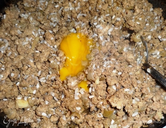 В полностью остывший фарш с рисом добавить яйцо, перемешать.