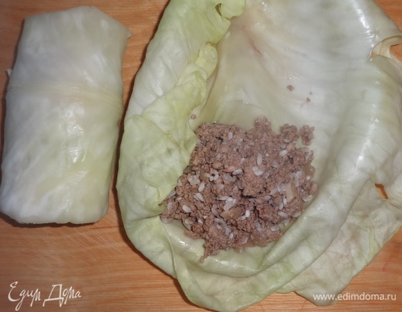 На каждый капустный лист выкладывать примерно по 2 ст. л. начинки и сворачивать в рулетики.