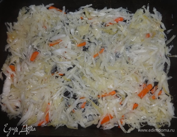 Форму для запекания смазать растительным маслом. Выложить квашеную капусту, отжатую от рассола. У меня домашняя.