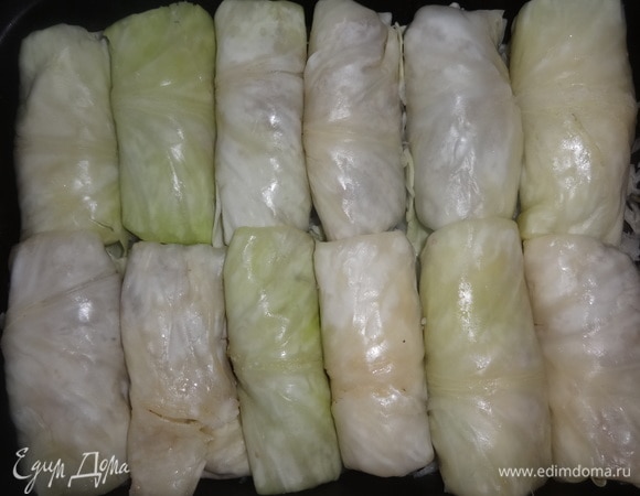 На капусту выложить голубцы. Всего у меня получилось 17 голубцов. В форму поместилось 12 шт., остальные пришлось заморозить.