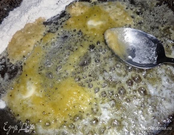 Добавить в сковороду сливочное масло, растопить и перемешать с мукой, разбивая комочки.