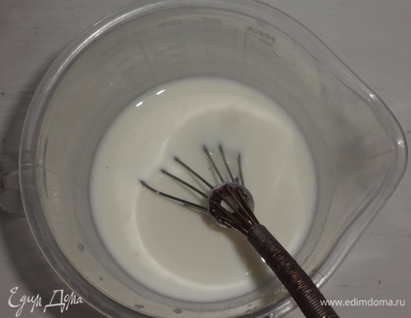 Сметану соединить с водой и взболтать венчиком. Можно взять любой бульон вместо воды (кроме рыбного).