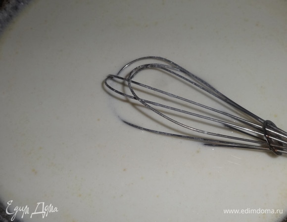 Сметанный раствор вылить в сковороду с маслом и мукой. Помешивая, довести до кипения. Посолить, поперчить, выключить огонь.