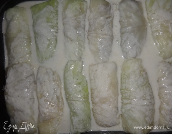 Голубцы в форме залить сметанным соусом.