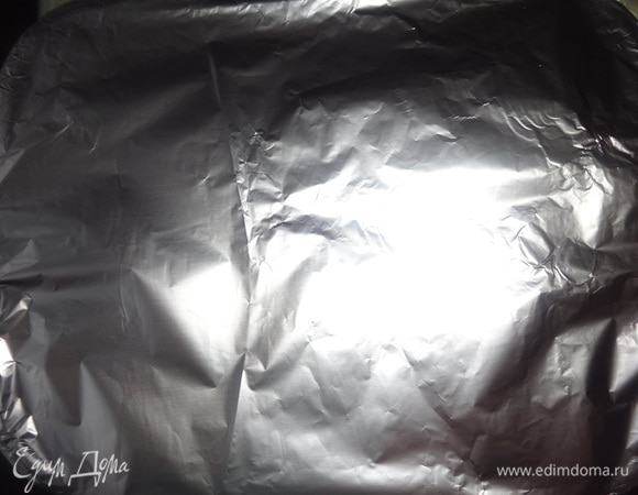 Форму закрыть фольгой и поставить в духовку, разогретую до 170°C, на 2 часа. По окончании приготовления духовку выключить и оставить блюдо в духовке еще минут на 15–20.