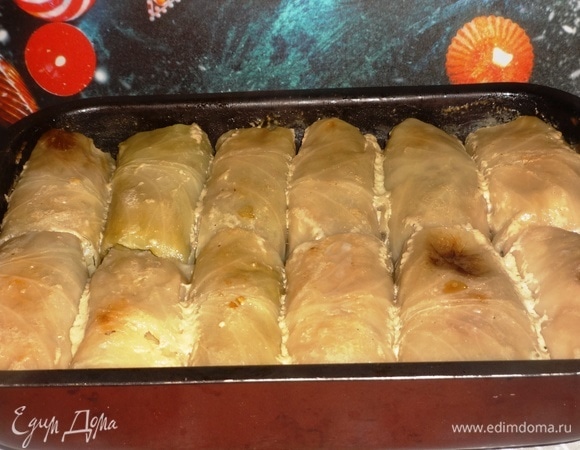 Достать форму из духовки и снять фольгу. Голубцы по-венгерски готовы.