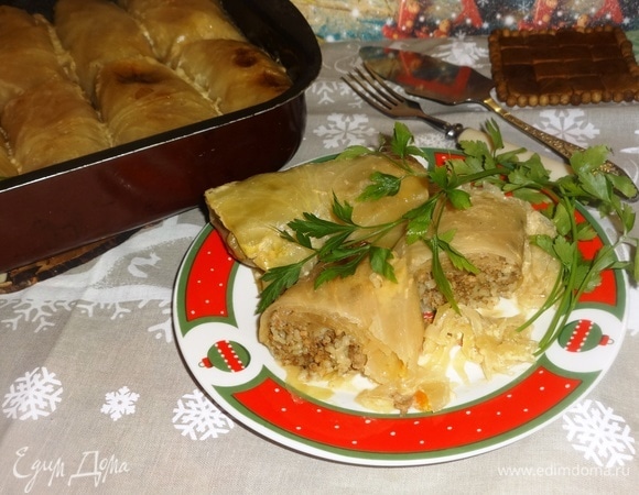 Разложить голубцы вместе с квашеной капустой по порциям, украсить любой зеленью по вкусу. Прошу к столу! Приятного аппетита! С Новым годом! С Рождеством!
