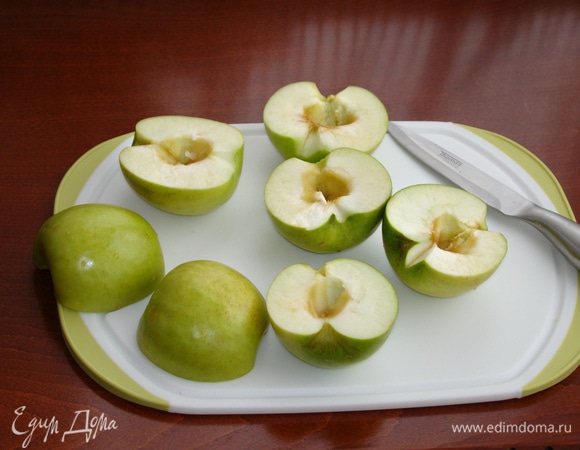 В первую очередь необходимо приготовить яблочное пюре. Для этого зеленые яблоки (для одной порции зефира вполне хватит 3–4 яблок) сорта «Гренни Смит» промыть, разрезать пополам и вынуть сердцевинку.