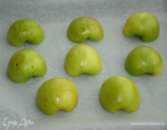 Подготовленные яблочные половинки уложить на противень и запечь в разогретой до 200°C духовке примерно минут 15.
