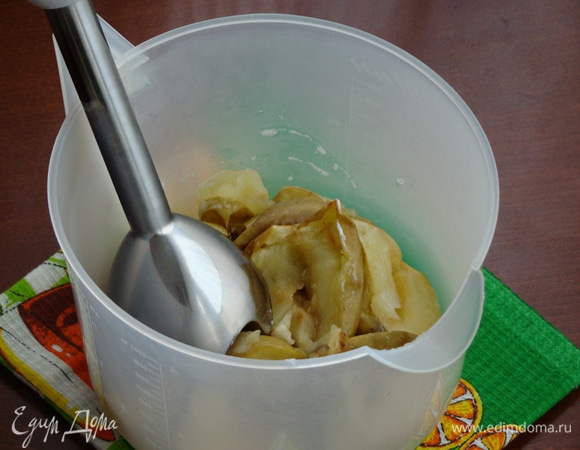 Яблочные половинки сложить в чашу вместе с кожурой (так как в кожуре много пектина, необходимого для зефира). Измельчить погружным блендером до пюреобразного состояния.