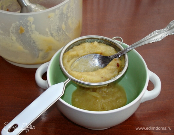 Затем яблочное пюре протереть через сито. Готовое пюре поставить в холодильник на несколько часов, чтобы оно хорошо охладилось.