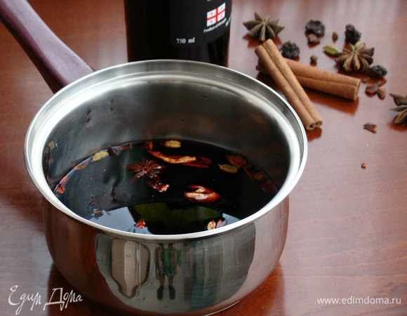 Также заранее нам необходимо приготовить глинтвейн. Для этого в кастрюле заварить красное вино со специями для глинтвейна и половинкой апельсина. Снять с огня, настоять в течение получаса и процедить. Готовый глинтвейн остудить.
