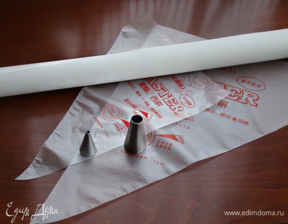 Перед тем как начать готовить зефир, подготовить кондитерские мешки с насадками и пекарскую бумагу (или тефлоновый коврик), куда будем отсаживать зефир. Насадка с крупным отверстием — для основы поросят, а с маленьким — для ушек, мордочек и хвостиков.