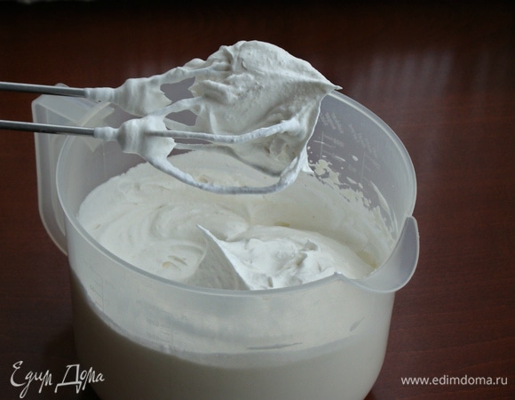 В чаше взбить яблочное пюре, яичный белок и сахар в пышную крепкую пену. Взбивать можно ручным миксером мощностью не менее 450 W.