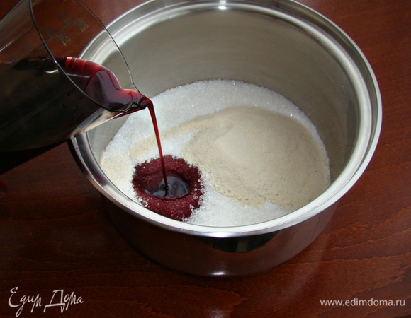 Как только пюре взбили, тут же приступаем к сиропу. Для этого в кастрюле с толстым дном смешать сахар, агар-агар и глинтвейн.
