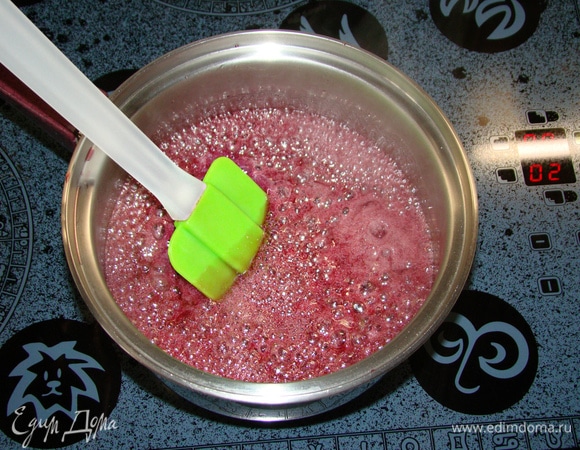 Сироп довести до кипения, убавить огонь и проварить в течение 3 минут при непрерывном помешивании.