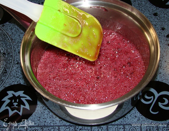 Готовность сиропа проверить на тонкую непрерывную нить, тянущуюся с лопатки (или довести сироп до 110°C). Теперь наступает самый сложный момент: одной рукой взбивать зефирную массу, другой вливать горячий сироп по стеночке, стараясь, чтобы сироп не попадал на венчики миксера. После того, как сироп влили, продолжить взбивать на полной мощности миксера зефирную массу в течение 2–3 х минут.