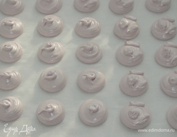 Готовую зефирную массу быстро переложить в заранее подготовленный кондитерский мешок и отсадить наших поросяток на заранее подготовленную пекарскую бумагу. Готовый зефир оставить для стабилизации в течение 8–10 часов.