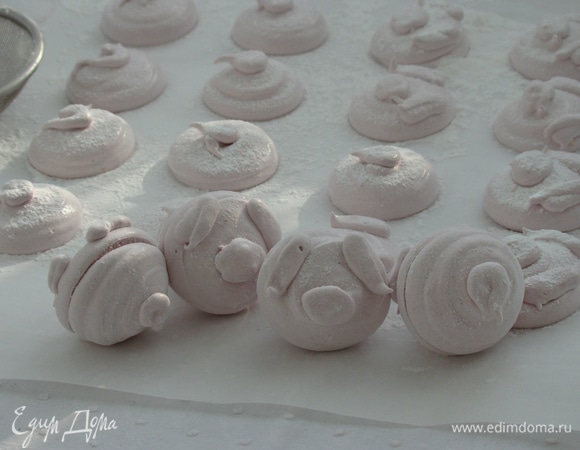 Готовый зефир склеить по две половинки— мордочку с хвостиком — и обвалять в сахарной пудре.