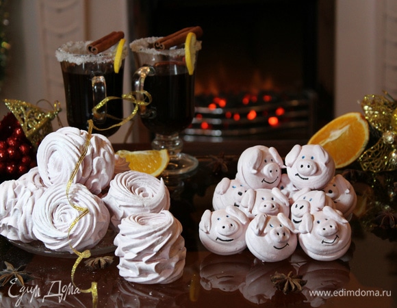Согласитесь, как здорово собраться всей семьей у камина или за столом и за разговорами на разные темы «обо всем и ни о чем» полакомиться вкусным и ароматным зефиром со вкусом «зимнего напитка» — глинтвейна.