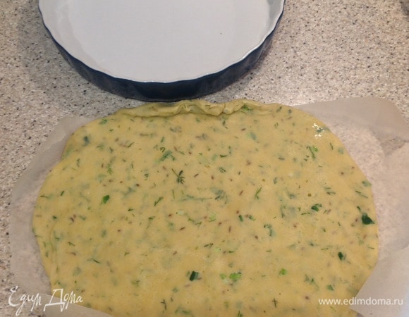 Духовку разогреть до 180°C. Выложить пласт песочного теста на рабочую поверхность, нарезать мелко петрушку, посыпать сверху на тесто (можно добавить любые травы, которые вам нравятся), слегка раскатать скалкой. Выложить в формочку с бортиками, края не срезать, чтобы потом по бокам слегка прикрыть пирог.