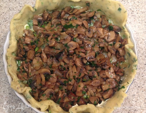 Шампиньоны поджарить с репчатым луком, добавить соль, перец, травы. Слегка остудить и выложить в форму. Равномерно распределить грибы, края теста приподнять и сложить внутрь. Ставим в духовку на 35–40 минут. Периодически поглядывайте: когда пирог подрумянится, он готов! Все зависит от возможности вашей духовки.