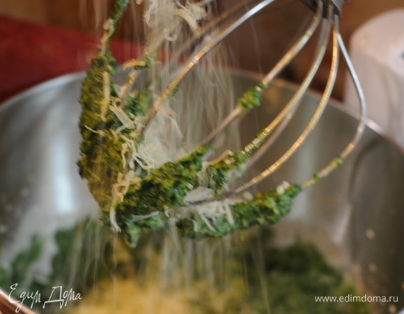 Взбиваем желтки вместе со шпинатом и сливками. Добавляем натертый сыр.