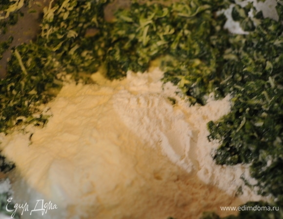 Затем добавляем просеянную муку с разрыхлителем.