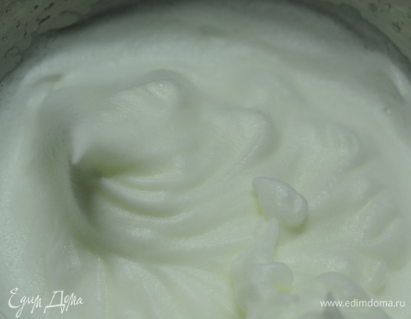 Отдельно взбиваем белки со щепоткой соли до пиков.