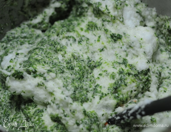 Добавляем белок в шпинат. Сначала небольшую часть белка хорошо размешиваем со шпинатом, делая массу легче, а затем уже весь воздушный белок вводим в смесь.