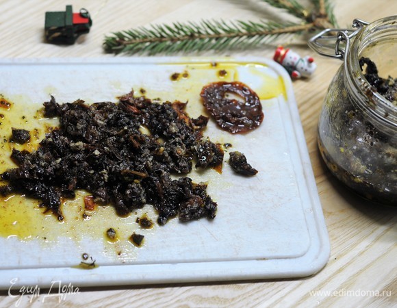 Тем временем приготовим начинку. Мелко нарежем вяленые томаты. У меня самодельные.