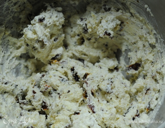 Смешаем помидорки со сливочным сыром.