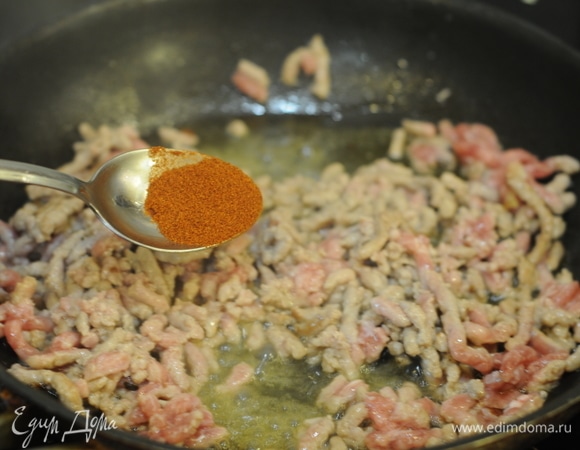 Фарш обжариваем на кусочке сливочного масла, добавляем копченую паприку и соль. Фарш можно взять абсолютно любой. Если это будет птица, можно добавить корицу.