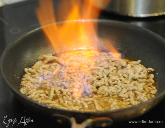 Фламбируем мясо коньяком для придания дополнительного аромата.