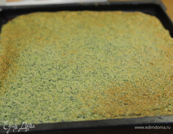 Рулет уже готов. Снимаем, переворачиваем.