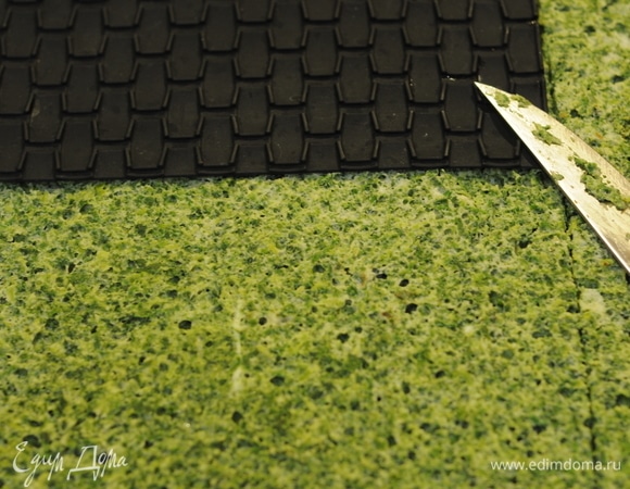 Обрезаем бисквит по ширине нашей формы.