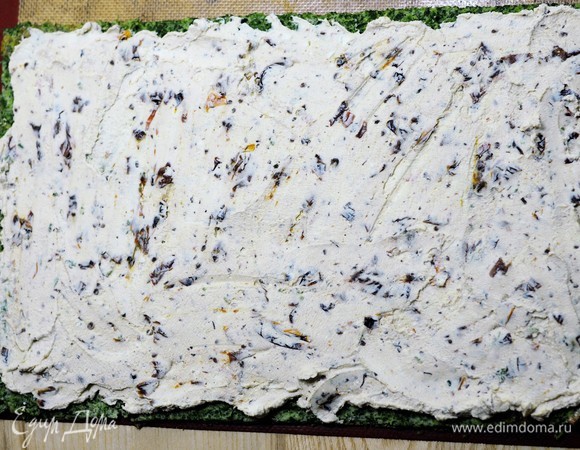 Вначале наносим и равномерно распределяем сливочный сыр с вялеными томатами.