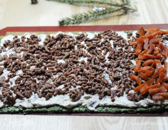 На один край рулета выкладываем полоску кураги.