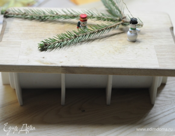 Ставим сверху небольшой груз и оставляем в холодильнике минимум на час.