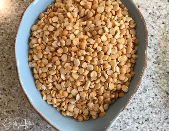 Горох промыть, залить холодной водой на 30 минут.