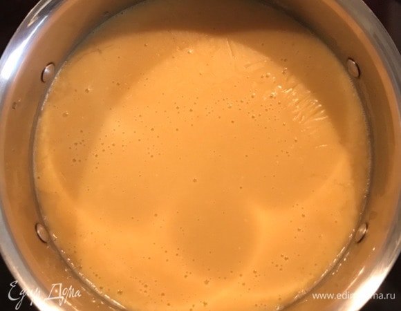 После того, как горох постоял, промыть, положить в кастрюлю, залить холодной водой, добавить одну целую луковицу, соль, перец, лавровый лист. Варим до готовности минут 40 (все зависит от гороха — он должен быть мягким). Воды наливаем около 1 литра, но, возможно, по мере приготовления ее нужно будет еще добавить (все зависит от гороха). По готовности вынуть лук, лавровый лист. Сваренный горох прямо в кастрюле взбиваем блендером в пюре.