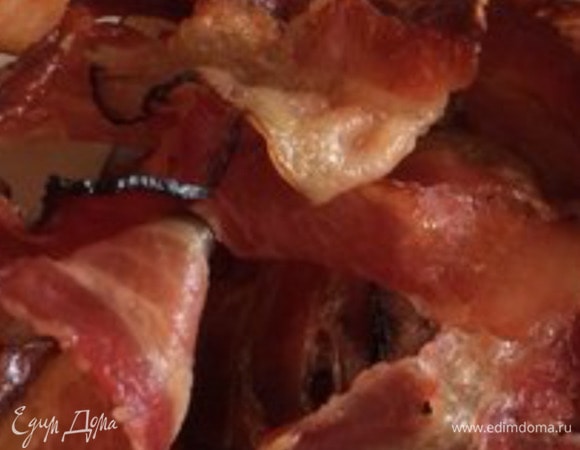 Бекон обжариваем (по желанию можно обжарить вместе с луком), нарезаем кубиками или соломкой, добавляем чеснок.