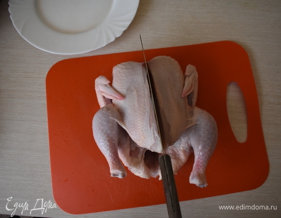 Разделываем курицу по грудке.