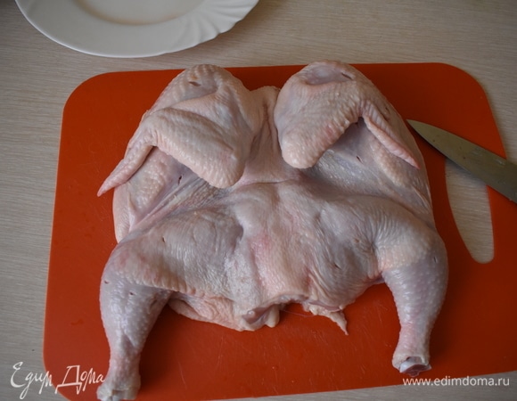 Переворачиваем ее. Хорошо надавливаем, чтобы она полностью раскрылась. Ножом делаем проколы, так мясо лучше промаринуется. Но не переусердствуйте! Шкурка не должна быть вся в дырках, а то будет некрасивая.