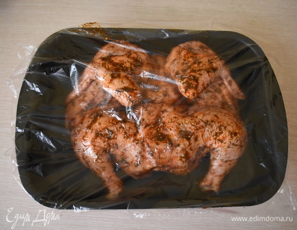 Разрываем целлофановый пакет и накрываем им курицу. Даем ей настояться минимум 1 час, а лучше — 2–3 часа.