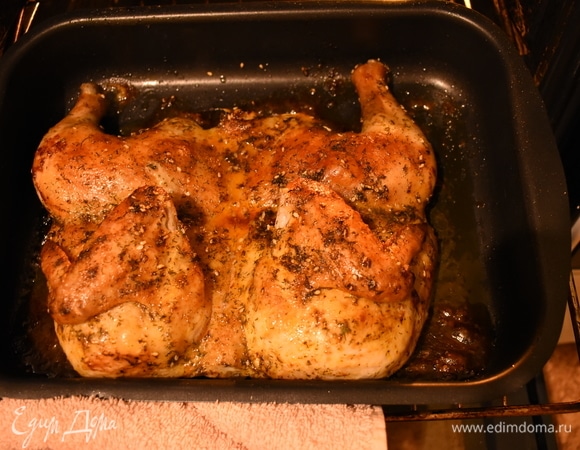 После того как наша курочка настоялась, помещаем ее в духовку при 180–170°C (у меня она стояла 1 час). Но смотрите по своей духовке! Возможно, кому-то нужно будет 1,5 часа. Ничем накрывать не надо, пакет снимите. В процессе приготовления раза 4–5 вынимайте ее из духовки и силиконовой щеточкой промазывайте сверху. Возможно, самый первый раз нужно будет налить в кружку немножко масла подсолнечного и им смазать, а уже последующие разы вам будет достаточно того масла и жидкости, которые будут выделяться от самой курицы.