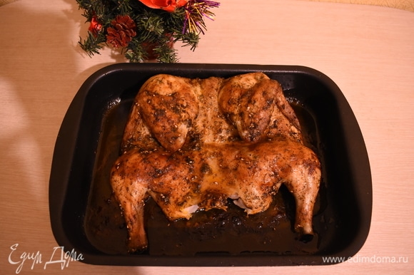 Вот, собственно. и все! Наша вкуснейшая и очень простая курица в духовке готова!